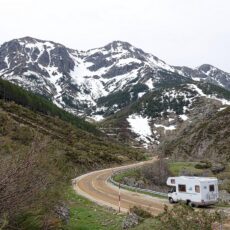 Partire in camper e portare la moto: si può?